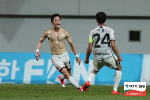 상주 김호남에게 결승골을 허용하고 패배한 서울. 사진제공｜한국프로축구연맹