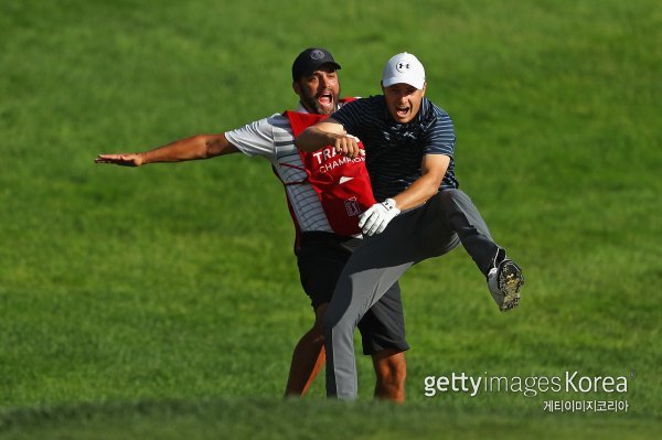 캐디와 몸을 부딪치며 환호하는 조던 스피스. 사진=ⓒGettyimages이매진스