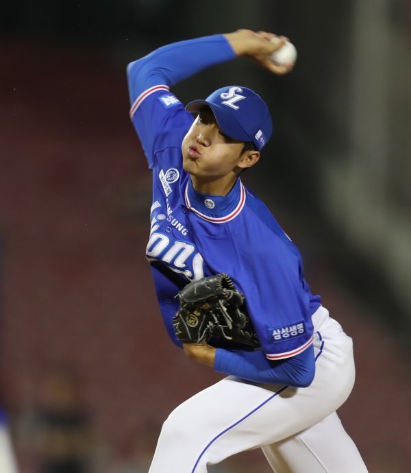 22일 서울 송파구 잠실야구장에서 열린 ‘2017 프로야구 KBO리그’ LG 트인스와 삼성 라이온즈의 경기 6회말 마운드에 오른 최충연이 역투하고 있다.