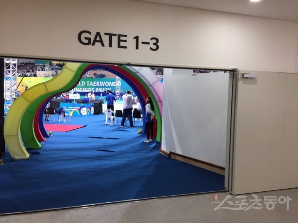 2017 세계무주선수권대회가 진행 중인 전북 무주 태권도원 T1경기장의 믹스트존은 1-3번 게이트 근처다. 조직위와 연맹측의 빠른 조치 덕분에 더 이상의 불상사는 일어나지 않았다. 사진은 28일 오후 믹스트존 풍경. 무주 ｜ 강산 기자 posterboy@donga.com