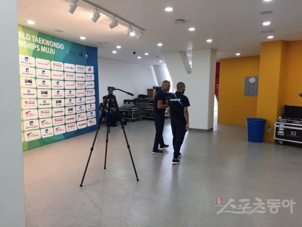 2017 세계무주선수권대회가 진행 중인 전북 무주 태권도원 T1경기장의 믹스트존은 1-3번 게이트 근처다. 조직위와 연맹측의 빠른 조치 덕분에 더 이상의 불상사는 일어나지 않았다. 28일 오후 프랑스 취재진이 믹스트존에서 인터뷰를 준비하는 모습. 무주 ｜ 강산 기자 posterboy@donga.com