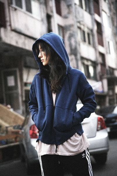 이효리가 2년의 칩거를 끝내고 왕성한 ‘예능활동’에 나서고 있다. 신곡에 앞서 예능프로그램으로 신비감을 걷어내 온 이효리의 전략이 음악성을 인정받는 데에 어떤 영향을 줄지 관심이 높아지고 있다. 사진제공 ｜ 키위미디어그룹