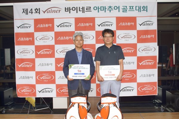 6월 30일 경기도 양주 레이크우드 골프장에서 열린 제4회 바이네르 아마추어 골프대회에서 스트로크와 신페리오 1위에 오른 하용호(왼쪽), 최기영 씨가 시상식 후 포즈를 취하고 있다. 
사진제공 | 바이네르