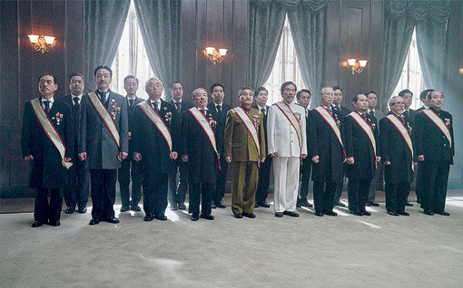 일본 극단 신주쿠양산박과 소속 배우들이 영화 ‘박열’에 많은 도움을 줬다. 사진은 일본 내각 장면에 이들이 대거 출연한 장면. 사진제공|메가박스(주)플러스엠