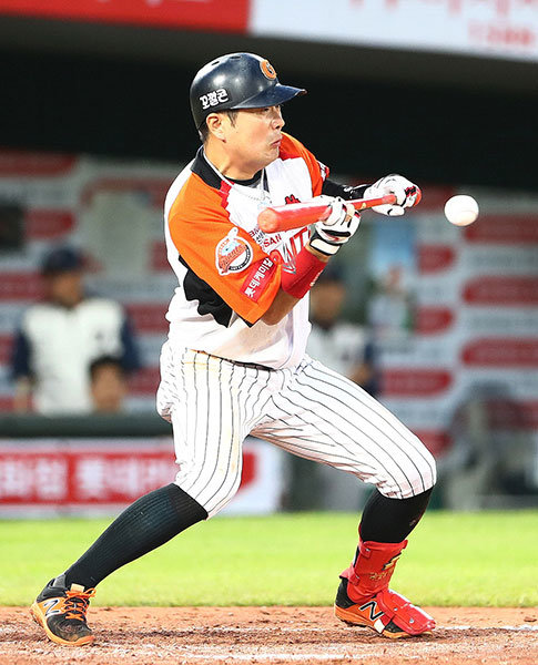 스퀴즈를 성공시킨 문규현. 사진제공|롯데 자이언츠