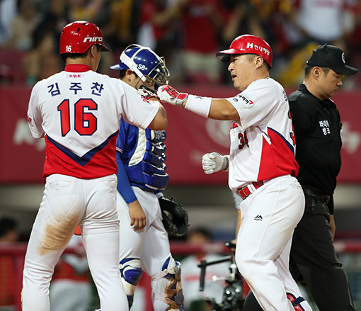 29일 오후 광주-기아챔피언스필드에서 열린 ‘2017 타이어뱅크 KBO리그’ KIA 타이거즈와 삼성라이온즈의 경기에서 KIA 4번타자 최형우가 3회말 2사 2루 때 중월 투런홈런을 날리고 홈인하고 있다. 사진제공|스포츠코리아