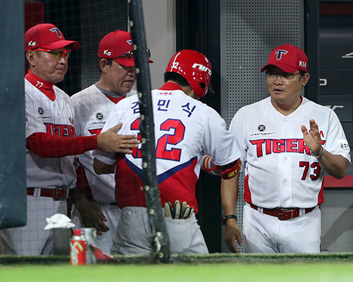 28일 오후 광주-기아챔피언스필드에서 열린 ‘2017 타이어뱅크 KBO리그’ KIA 타이거즈와 삼성라이온즈의 경기에서 KIA 8번타자 김민식이 3회말 솔로홈런을 날리고 홈인하며 김기태 감독과 코칭스텝의 환영을 받고 있다. 사진제공|스포츠코리아