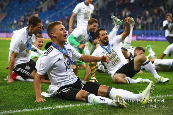 독일선수들이 3일(한국시간) 러시아 상트페테르부르크에서 벌어진 2017 국제축구연맹(FIFA) 컨페더레이션스컵 결승에서 칠레를 1-0으로 꺾고 우승한 뒤 시상식에서 환호하고 있다. 독일의 컨페더레이션스컵 첫 우승이다. 사진=ⓒGettyimages이매진스