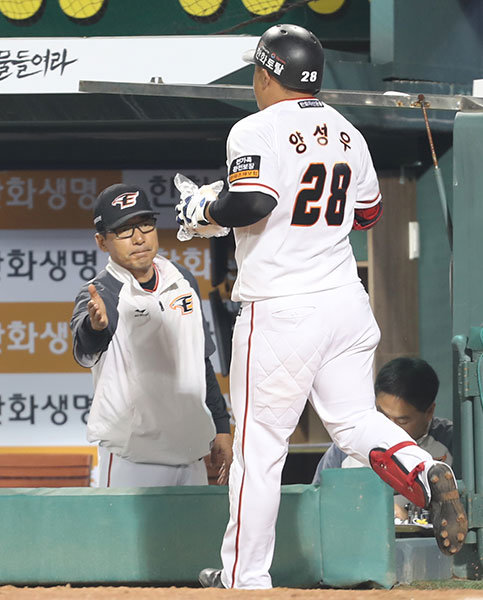 24일 대전 한화생명 이글스파크 에서 열릴 ‘2017 프로야구 KBO리그’ 한화 이글스와 KIA 타이거즈의 경기 5회말 1사에 한화 양성우가 솔로홈런을 때리고 덕아웃에서 이상군 감독대행과 하이파이브를 하고 있다. 사진제공|스포츠코리아