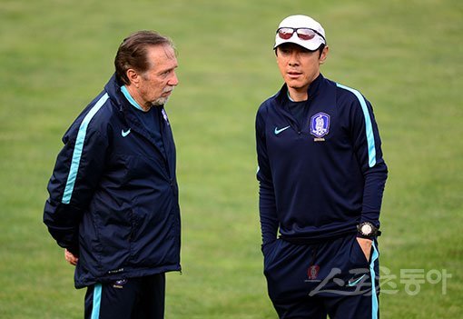 신태용 감독이 루이스 플라비우 코치와 이야기를 나누고 있다. 스포츠동아DB