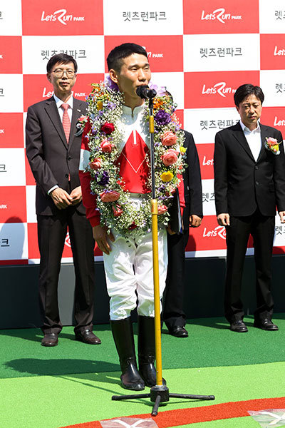 데뷔 2경기 만에 7월1일 렛츠런파크 서울에서 벌어진 제6경주에서 ‘삼정타핏’을 이끌고 깜짝 우승을 차지한 김덕현 기수. 데뷔에 앞서 신인기수로서 서울 경마팬들에게 인사를 하고 있다. 사진제공|한국마사회