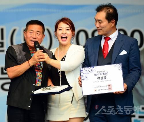 8일 서울 광진구 능동 어린이공원 숲속의 무대에서 ‘2017 대한민국 도전 페스티벌‘이 열렸다. . 방송인 이상용(왼쪽)이 세계기네스인증 후보상을 수상한 후 소감을 밝히고 있다. ‘2017 대한민국 도전 페스티벌‘은 여러가지 도전을 통해 국민들에게 희망을 전하고 행복지수를 향상시키는데 의의를 두고 있다. 김진환 기자 kwangshin00@donga.com