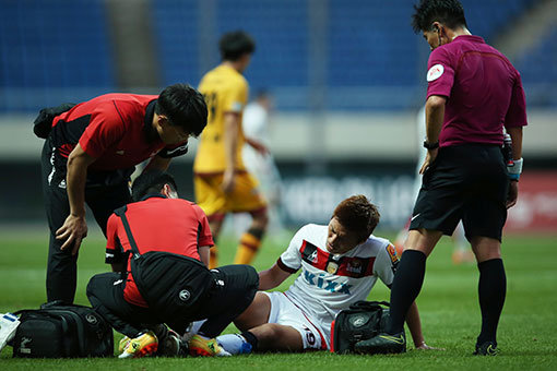 FC서울 이명주(오른쪽 2번째)가 9일 광주월드컵경기장에서 벌어진 광주FC와의 원정경기 도중 부상을 입고 고통스러워하고 있다. 이명주는 오른 발목 인대 파열로 3개월의 회복기간이 필요하다는 진단을 받았다. 사진제공 ｜ 한국프로축구연맹