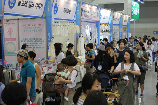 글로벌 유통, 오가닉 열풍, 럭셔리 제품, 디자이너 브랜드, 키즈 카페, 편집숍, 욜로, 개성. 요즘 유아용품 트렌드를 좌우하는 8가지 핵심 키워드다. ‘골드키즈(Gold Keys)’라고 불리며 육아맘들의 마음을 파고들고 있다. 사진은 최근 경기도 고양시 소재 킨텍스에서 열린 ‘제25회 맘앤베이비엑스포’. 사진제공 l 맘앤베이비엑스포