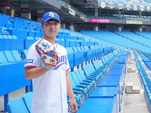 삼성 라이온즈는 2018년 신인 1차 지명 선수인 한양대 투수 최채흥과 계약금 3억5000만원, 연봉 2700만원에 계약을 마쳤다고 11일 밝혔다.