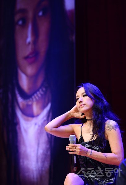 가수 이효리가 4년 만에 발표한 6집 활동을 마무리했다. 음악적 성장을 알리는 한편 예능프로그램에서의 활약으로 변치 않은 이름값을 증명했다. 사진은 4일 가진 앨범 발매 기자회견 모습. 김진환 기자 kwanshin00@donga.com