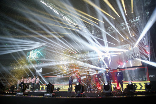 미국의 전통 프로스포츠 구단 관계자들이 ‘오버워치’를 종목으로 한 e스포츠 대회 ‘오버워치 리그’의 팀 오너로 이름을 올렸다. 지난 4월 열린 국내 오버워치 대회 ‘APEX’ 결승 현장.사진제공|블리자드엔터테인먼트