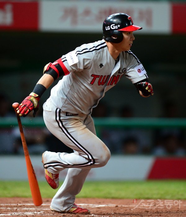 12일 인천 SK행복드림구장에서 ‘2017 타이어뱅크 KBO리그’ SK 와이번스와 LG 트윈스의 경기가 열렸다. 7회초 무사 1, 2루에서 LG 오지환이 1타점 적시타를 날리고 있다. 인천 | 김민성 기자 marineboy@donga.com