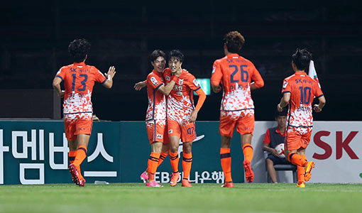 제주 유나이티드 이은범(오른쪽 3번째)이 12일 제주월드컵경기장에서 벌어진 ‘KEB하나은행 K리그 클래식 2017’ 20라운드 전북현대와의 홈경기 전반 19분 선제골을 터트린 뒤 동료들과 함께 기뻐하고 있다. 사진제공 | 한국프로축구연맹