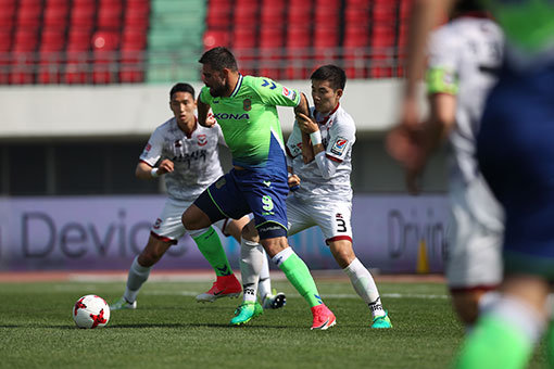 선두 전북현대는 16일 상주상무를 상대로 승점 사냥에 나선다. 지난 12일 제주원정에서 제주 유나이티드에 1-2로 발목이 붙잡힌 전북은 2위권 팀들의 거센 추격을 받고 있다. 사진제공 | 한국프로축구연맹