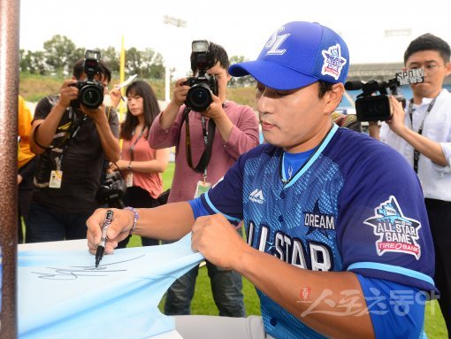 15일 대구 삼성라이온즈파크에서 ‘2017 타이어뱅크 KBO리그 올스타전’이 열린렸다. 삼성 이승엽이 경기를 앞두고 열린 사인회에서 팬들에게 사인을 해주고 있다. 대구 | 김진환 기자 kwangshin00@donga.com