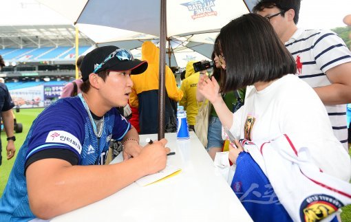 15일 대구 삼성라이온즈파크에서 ‘2017 타이어뱅크 KBO리그 올스타전’이 열린렸다. 경기를 앞두고 열린 사인회에서 kt 이해창이 여성팬에게 사인을 해주고 있다. 대구 | 김진환 기자 kwangshin00@donga.com