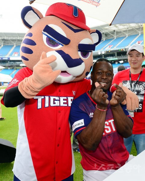 15일 대구 삼성라이온즈파크에서 ‘2017 타이어뱅크 KBO리그 올스타전’이 열린렸다. 경기를 앞두고 열린 사인회에서 KIA 버나디나가 마스코트와 포즈를 취하고 있다. 대구 | 김진환 기자 kwangshin00@donga.com