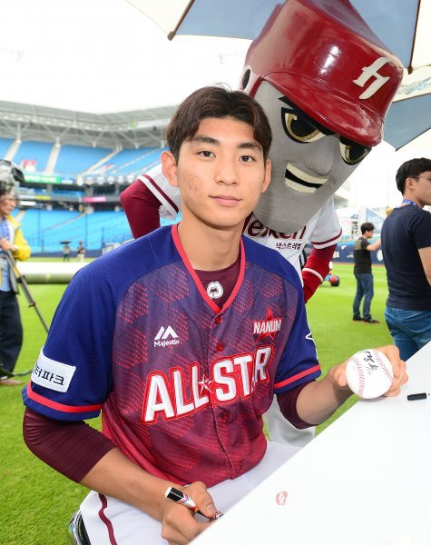 15일 대구 삼성라이온즈파크에서 ‘2017 타이어뱅크 KBO리그 올스타전’이 열린렸다. 경기를 앞두고 열린 사인회에서 넥센 이정후가 사인볼을 들고 취하고 있다. 대구 | 김진환 기자 kwangshin00@donga.com