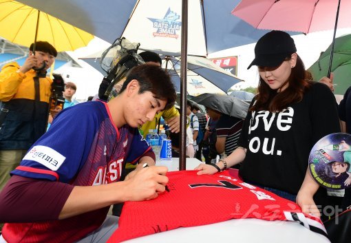 15일 대구 삼성라이온즈파크에서 ‘2017 타이어뱅크 KBO리그 올스타전’이 열린렸다. 경기를 앞두고 열린 사인회에서 넥센 이정후가 여성팬이 들고 온 아버지 이종범의 유니폼에 사인을 하고 있다. 대구 | 김진환 기자 kwangshin00@donga.com