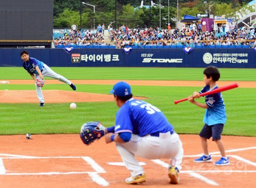 15일 대구 삼성라이온즈파크에서 ‘2017 타이어뱅크 KBO리그 올스타전’이 열린다. 올스타전을 앞두고 열린 시구 행사에서 올시즌을 끝으로 은퇴하는 삼성 이승엽이 시포, 첫째 아들 이은혁 군이 시구, 둘째 아들 이은준 군이 시타를 하고 있다. 대구 | 김진환 기자 kwangshin00@donga.com