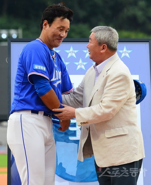 15일 대구 삼성라이온즈파크에서 ‘2017 타이어뱅크 KBO리그 올스타전’이 열린다. 올스타전을 앞두고 열린 유니폼 헌정 행사에서 삼성 이승엽이 구본능 KBO 총재(오른쪽)와 인사를 나누고 있다. 대구 | 김진환 기자 kwangshin00@donga.com