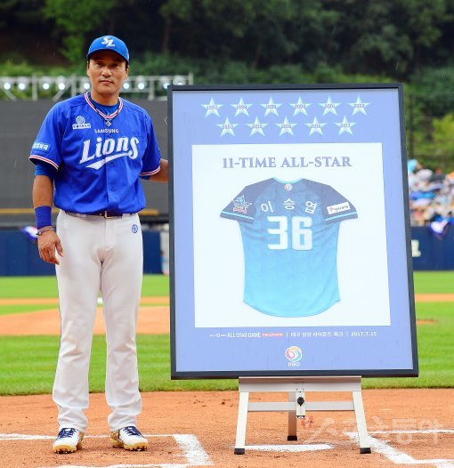 15일 대구 삼성라이온즈파크에서 ‘2017 타이어뱅크 KBO리그 올스타전’이 열린다. 올스타전을 앞두고 열린 유니폼 헌정 행사에서 삼성 이승엽이 기념 사진을 찍고 있다. 대구 | 김진환 기자 kwangshin00@donga.com