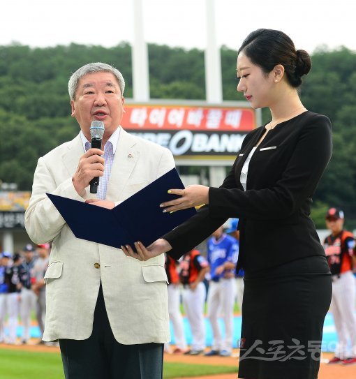 15일 대구 삼성라이온즈파크에서 ‘2017 타이어뱅크 KBO리그 올스타전’이 열린다. 올스타전을 앞두고 구본능 KBO 총재가 개회사를 하고 있다. 대구 | 김진환 기자 kwangshin00@donga.com