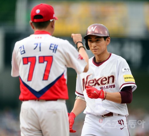 15일 대구 삼성라이온즈파크에서 ‘2017 타이어뱅크 KBO리그 올스타전’이 열렸다. 1회말 나눔팀 넥센 이정후가 안타를 친 후 KIA 김기태 감독의 축하를 받고 있다. 대구 | 김진환 기자 kwangshin00@donga.com