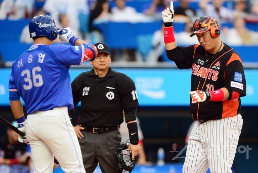 15일 대구 삼성라이온즈파크에서 ‘2017 타이어뱅크 KBO리그 올스타전’이 열린다. 3회초 연타석 홈런을 친 드림팀 롯데 이대호가 홈에서 삼성 이승엽(왼쪽)과 세리머니를 하고 있다. 대구 | 김진환 기자 kwangshin00@donga.com