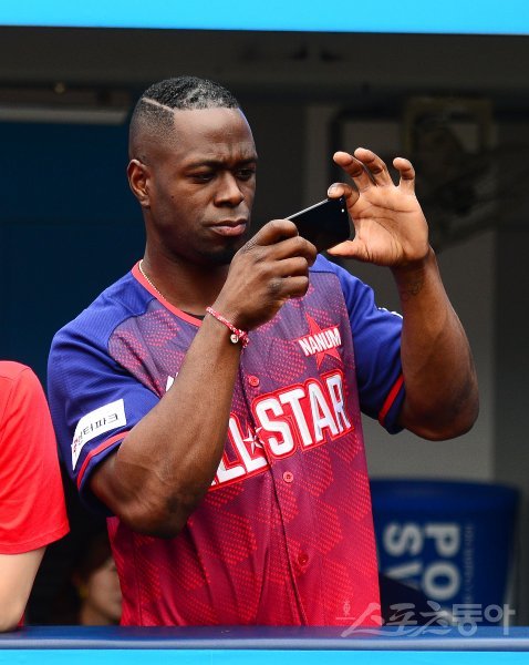 15일 대구 삼성라이온즈파크에서 ‘2017 타이어뱅크 KBO리그 올스타전’이 열렸다. 나눔팀 KIA 버나디나가 스마트폰으로 퍼펙히 히터 장면을 찍고 있다. 대구 | 김진환 기자 kwangshin00@donga.com