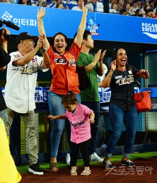 15일 대구 삼성라이온즈파크에서 ‘2017 타이어뱅크 KBO리그 올스타전’이 열렸다. 5회말이 끝난 후 열린 홈런 레이스 결승전에서 나눔팀 한화 로사리오가 8개를 치며 우승과 함께 140m로 비거리상까지 수상했다. 로사리오의 가족들이 열정적인 응원을 펼치고 있다. 대구 | 김진환 기자 kwangshin00@donga.com