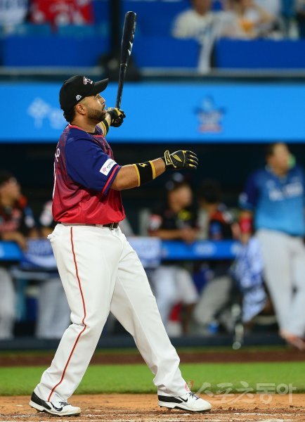 15일 대구 삼성라이온즈파크에서 ‘2017 타이어뱅크 KBO리그 올스타전’이 열렸다. 5회말이 끝난 후 열린 홈런 레이스 결승전에서 나눔팀 한화 로사리오가 8개를 치며 우승과 함께 140m로 비거리상까지 수상했다. 로사리오가 스윙 후 타구를 응시하고 있다. 대구 | 김진환 기자 kwangshin00@donga.com