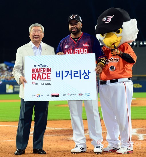15일 대구 삼성라이온즈파크에서 ‘2017 타이어뱅크 KBO리그 올스타전’이 열렸다. 5회말이 끝난 후 열린 홈런 레이스 결승전에서 나눔팀 한화 로사리오가 8개를 치며 우승과 함께 140m로 비거리상까지 수상했다. 로사리오가 구본능 KBO 총재(왼쪽)과 비거리상을 수상한 후 기념촬영을 하고 있다. 대구 | 김진환 기자 kwangshin00@donga.com