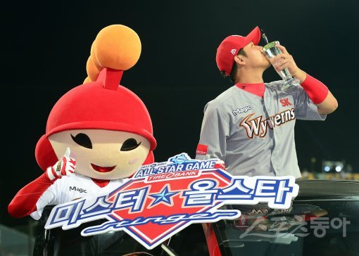 15일 대구 삼성라이온즈파크에서 열린 ‘2017 타이어뱅크 KBO리그 올스타전’에서 드림팀이 13-8로 승리했다. 경기 후 2홈런 3타점으로 미스터 올스타에 선정된 SK 최정이 트로피에 키스를 하고 있다. 대구 | 김진환 기자 kwangshin00@donga.com