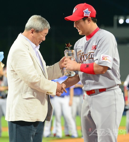 15일 대구 삼성라이온즈파크에서 열린 ‘2017 타이어뱅크 KBO리그 올스타전’에서 드림팀이 13-8로 승리했다. 경기 후 2홈런 3타점으로 미스터 올스타에 선정된 SK 최정이 구본능 KBO 총재(왼쪽)에게 트로피를 전달받고 있다. 대구 | 김진환 기자 kwangshin00@donga.com