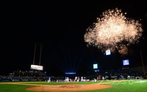 15일 대구 삼성라이온즈파크에서 열린 ‘2017 타이어뱅크 KBO리그 올스타전’에서 드림팀이 13-8로 승리했다. 경기 후 불꽃놀이가 진행되고 있다. 대구 | 김진환 기자 kwangshin00@donga.com