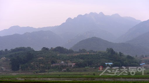 전남 고흥군 점암면 성기리 팔영산의 만경암에는 나라를 지키기 위해 일본군에 맞서 목숨을 바친 두 소년의 정신이 살아 숨쉰다. 멀리 보이는 팔영산의 8개 봉우리를 넘고 넘어 일본군의 공격을 피하기도 했다. 고흥(전남) | 김종원 기자 won@donga.com