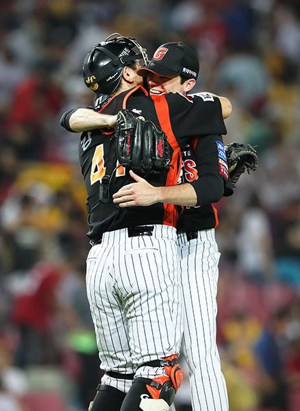 완투승을 거둔 레일리가 포수 강민호와 포옹을 나누고 있다. 사진제공|스포츠코리아
