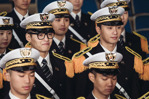 ‘청년경찰’은 박서준(가운뎃줄 오른쪽)과 강하늘(가운뎃줄 왼쪽)의 완벽한 호흡으로도 관객의 기대감을 높인다. 사진제공｜롯데엔터테인먼트