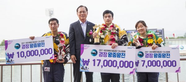 심상철(왼쪽에서 3번째) 1위, 이응석(맨 왼쪽) 2위, 박정아(맨 오른쪽) 3위