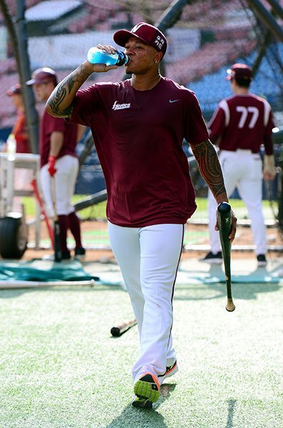 25일 서울 잠실야구장에서 ‘2017 타이어뱅크 KBO리그‘ LG 트윈스와 넥센 히어로즈의 경기가 열린다. 경기전 넥센 새 외국인 선수 초이스가 훈련을 마친 뒤 음료를 마시고 있다. 잠실 | 김민성 기자 marineboy@donga.com