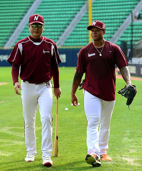 25일 서울 잠실야구장에서 ‘2017 타이어뱅크 KBO리그‘ LG 트윈스와 넥센 히어로즈의 경기가 열린다. 경기전 넥센 새 외국인 선수 초이스가 홍원기 코치와 이야기를 나누고 있다. 잠실 | 김민성 기자 marineboy@donga.com