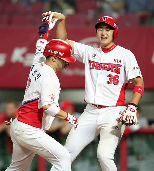 25일 오후 광주-기아챔피언스필드 열린 `2017 타이어뱅크 KBO리그` KIA 타이거즈와 SK 와이번스의 경기 KIA 9회말 2사 1루에서 9번타자 김선빈이 동점을 만드는 극적인 좌월 투런홈런을 날리고 홈인하며 고장혁의 환영을 받고 있다. 사진제공|스포츠코리아