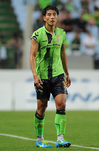 전북 베테랑 수비수 조성환은 마음으로 늘 ‘정장’을 준비한다. 오늘 경기가 현역 마지막 무대가 될 수 있다는 의지다. 5번째 옵션, 5분 대기조의 숙명은 여전히 익숙하지 않지만 조금씩이나마 주어지는 기회에 충분히 감사해 하고 있다. 사진제공｜전북현대